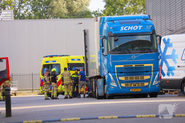 Vrachtwagenchauffeur raakt bekneld onder pallet