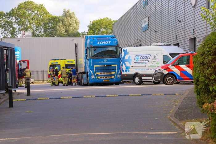 Vrachtwagenchauffeur raakt bekneld onder pallet