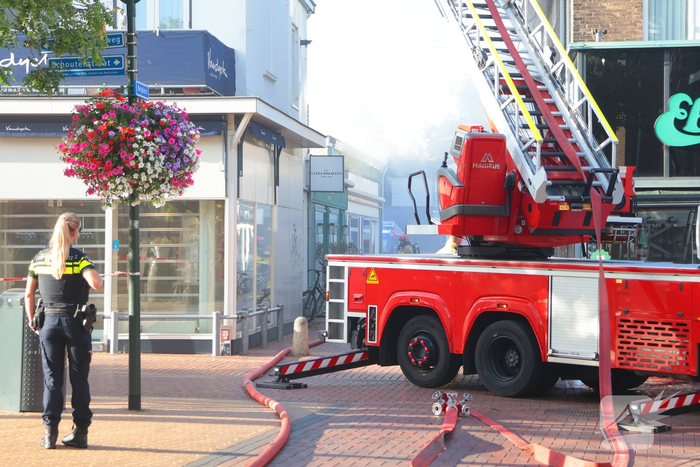 Grote brand in supermarkt leidt tot aanzienlijke hulpverlening
