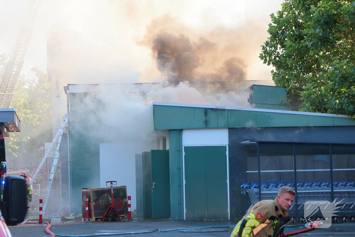 Grote brand in supermarkt leidt tot aanzienlijke hulpverlening