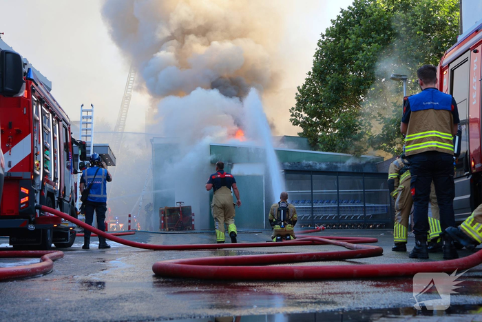 Grote brand in supermarkt leidt tot aanzienlijke hulpverlening