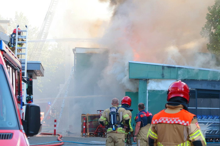 Grote brand in supermarkt leidt tot aanzienlijke hulpverlening