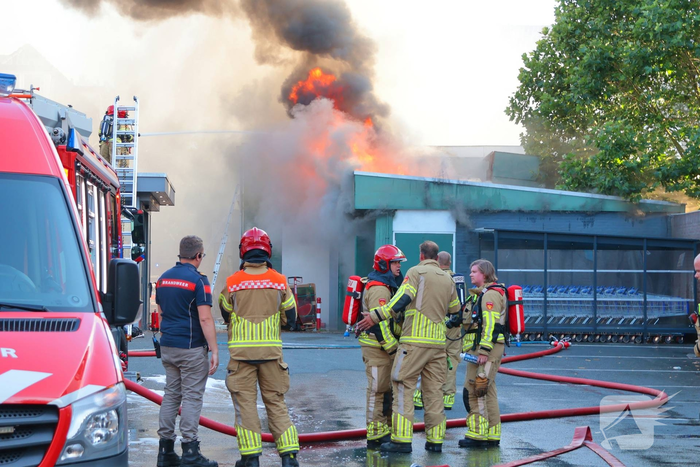 Grote brand in supermarkt leidt tot aanzienlijke hulpverlening