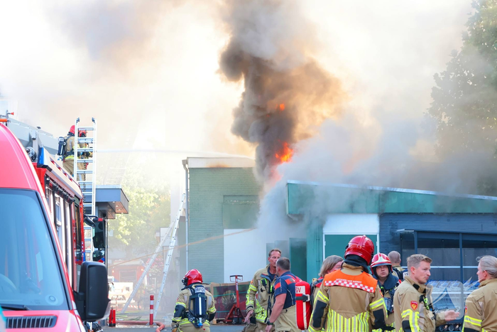 Grote brand in supermarkt leidt tot aanzienlijke hulpverlening