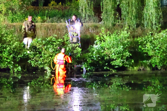 Hond gered na reddingsactie uit het water