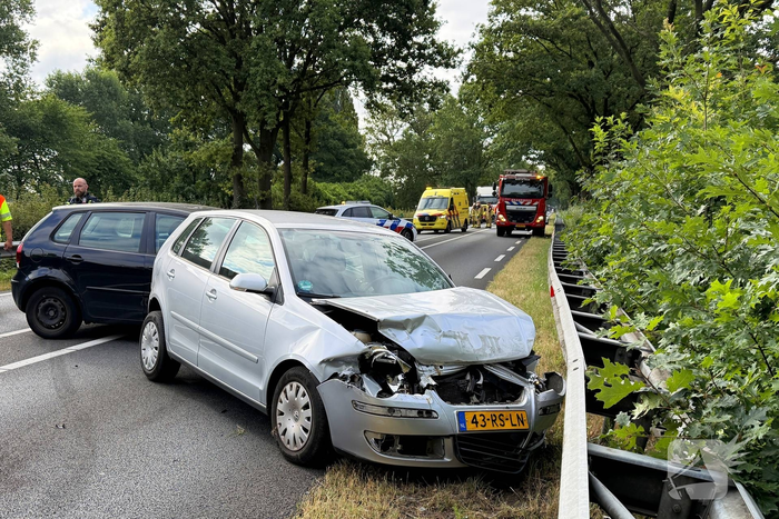 Ongeval met drie auto's leidt tot gewonden