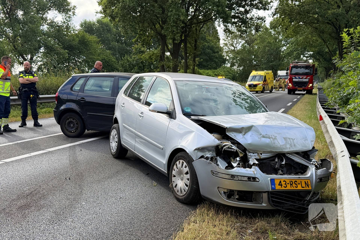 Ongeval met drie auto's leidt tot gewonden
