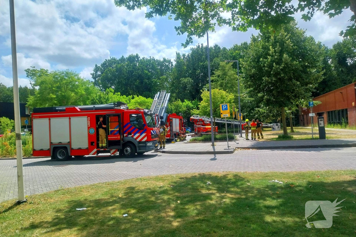 Brandweer bestrijdt brand in ventilatiesysteem