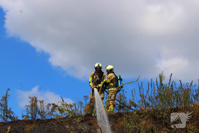 Brand in berm veroorzaakt flinke rookontwikkeling