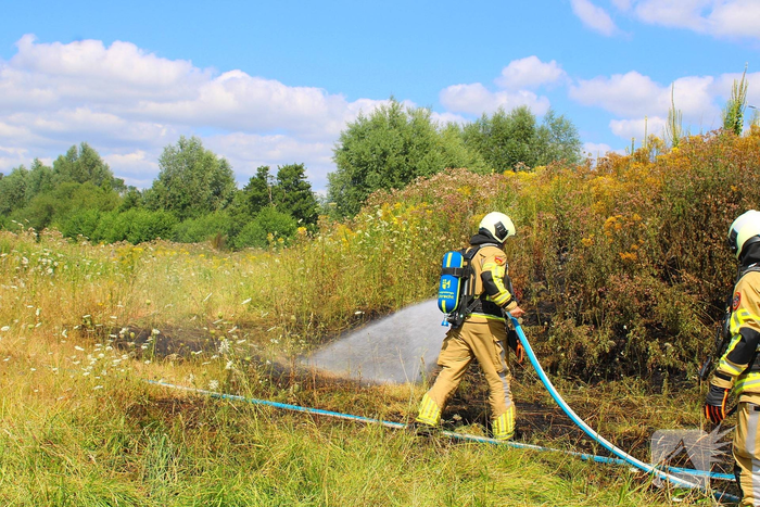 Brand in berm veroorzaakt flinke rookontwikkeling