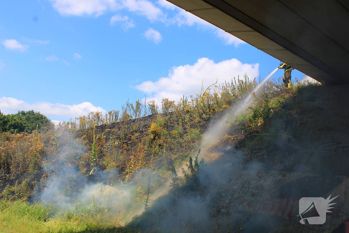 Brand in berm veroorzaakt flinke rookontwikkeling
