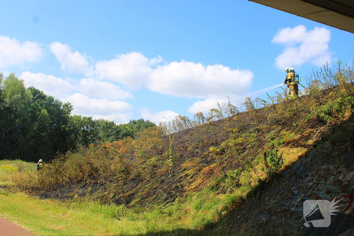 Brand in berm veroorzaakt flinke rookontwikkeling
