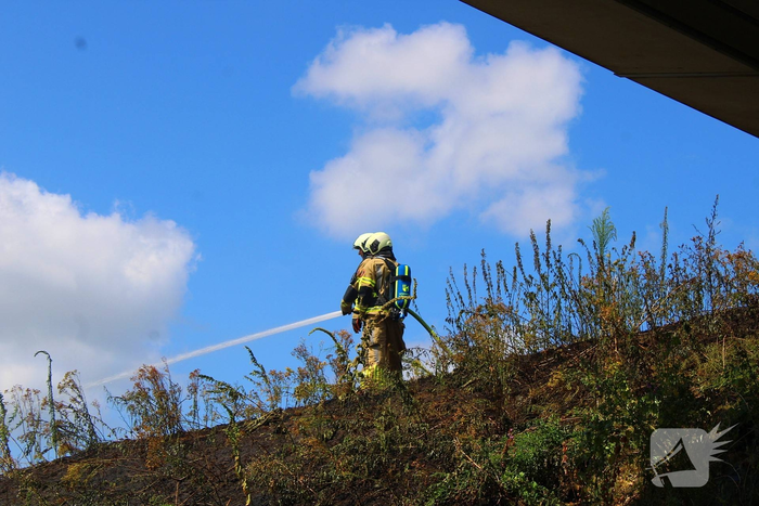 Brand in berm veroorzaakt flinke rookontwikkeling