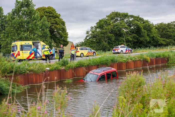 Voertuig te water bij ongeval
