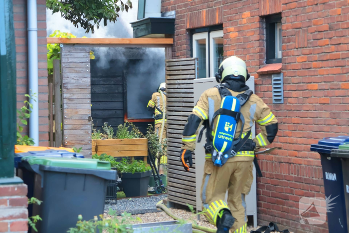 Tuinhuisje in vlammen op gegaan