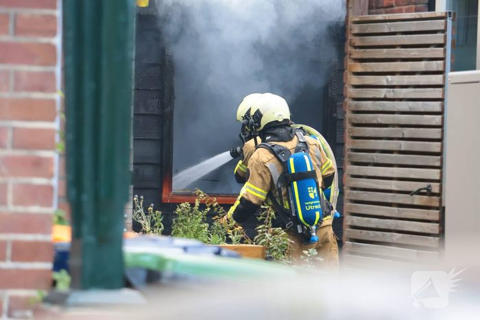 Tuinhuisje in vlammen op gegaan
