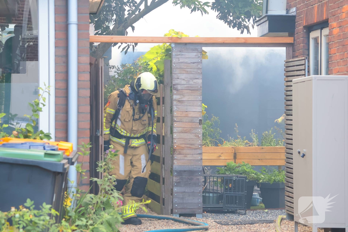 Tuinhuisje in vlammen op gegaan