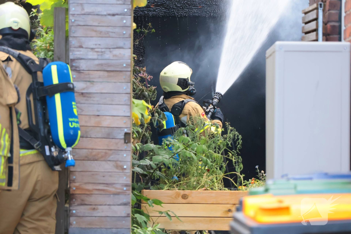 Tuinhuisje in vlammen op gegaan