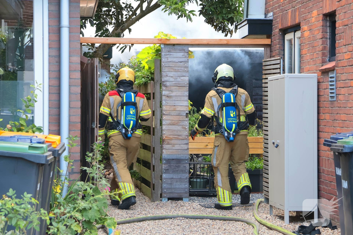 Tuinhuisje in vlammen op gegaan