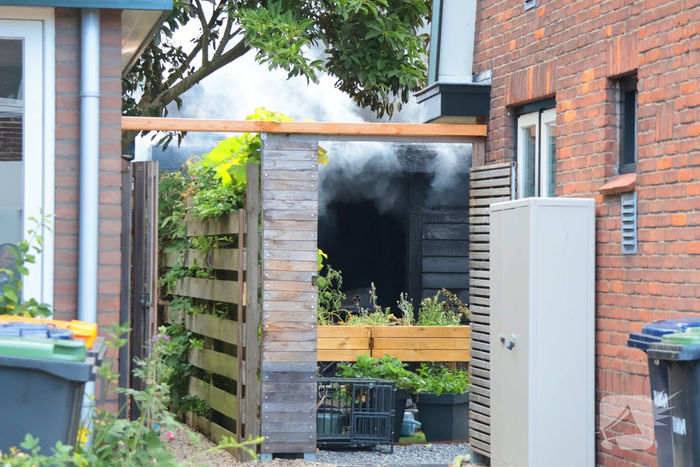 Tuinhuisje in vlammen op gegaan