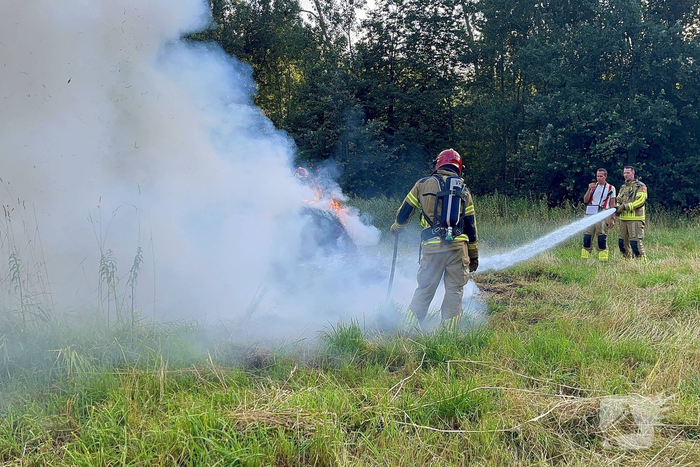 Brandweer blust brand in hooibaal