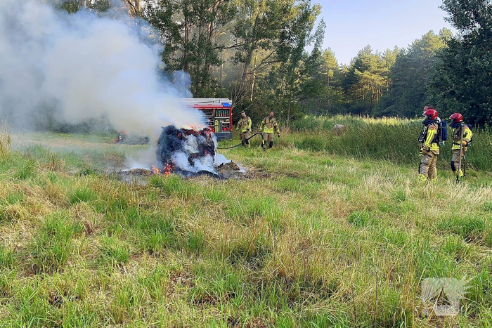 Brandweer blust brand in hooibaal