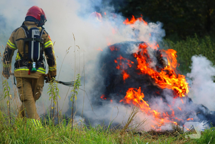 Brandweer blust brand in hooibaal