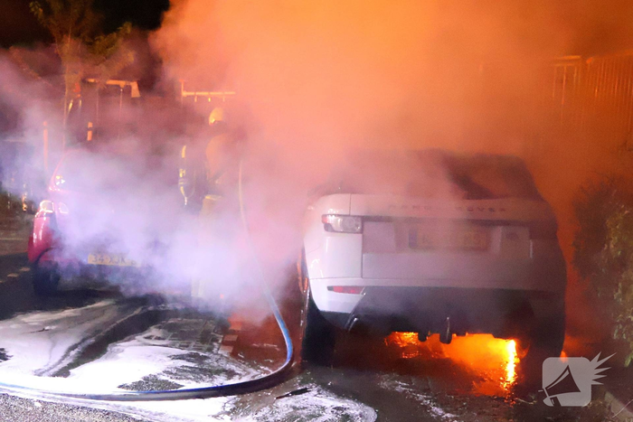 Hevige autobrand verwoest voertuigen