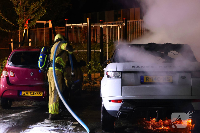 Hevige autobrand verwoest voertuigen