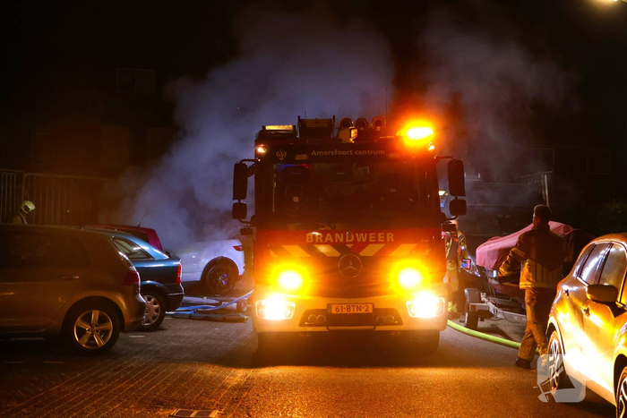 Hevige autobrand verwoest voertuigen