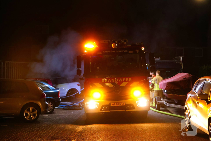 Hevige autobrand verwoest voertuigen