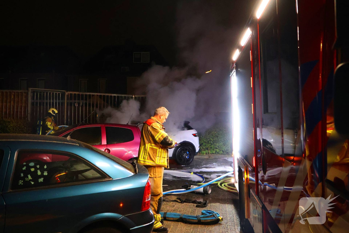 Hevige autobrand verwoest voertuigen