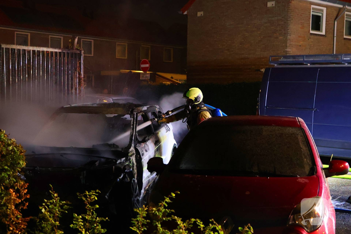Hevige autobrand verwoest voertuigen