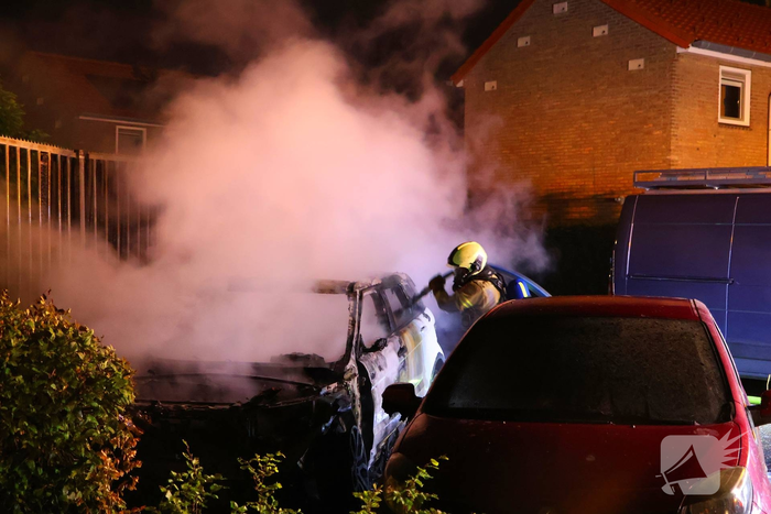 Hevige autobrand verwoest voertuigen