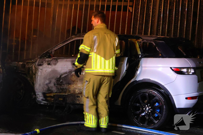 Hevige autobrand verwoest voertuigen