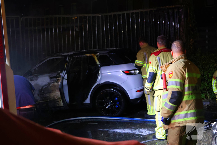 Hevige autobrand verwoest voertuigen