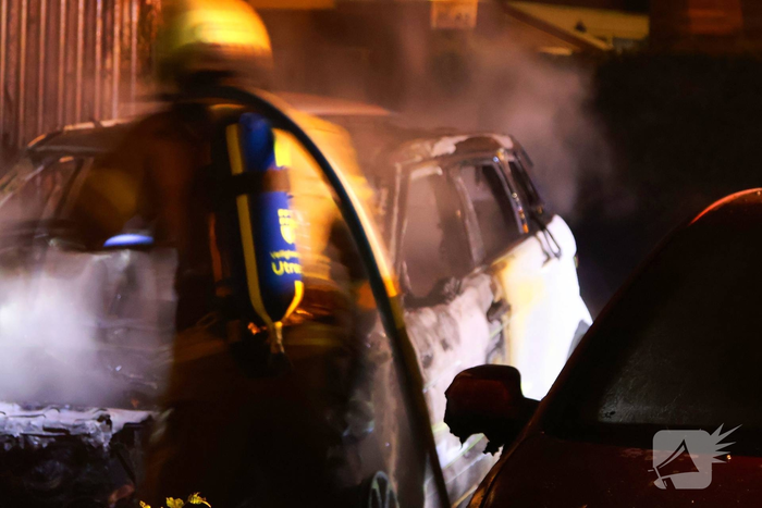 Hevige autobrand verwoest voertuigen
