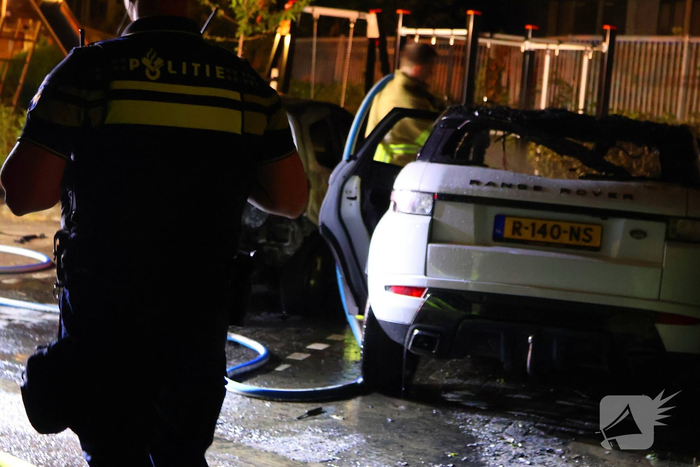 Hevige autobrand verwoest voertuigen