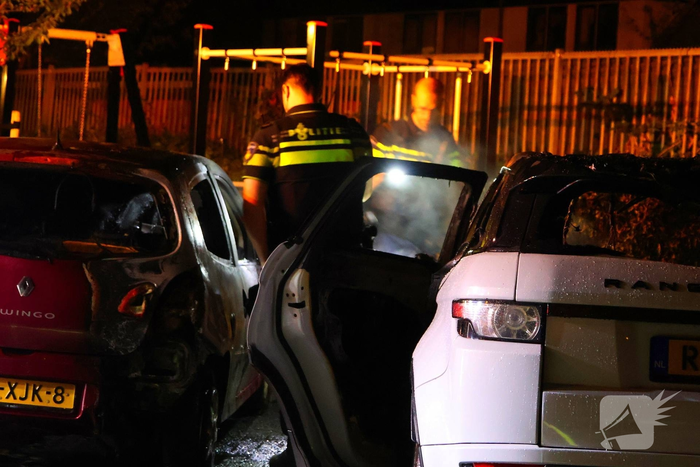 Hevige autobrand verwoest voertuigen