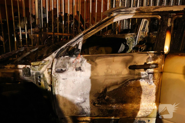 Hevige autobrand verwoest voertuigen
