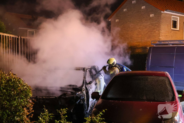 Hevige autobrand verwoest voertuigen