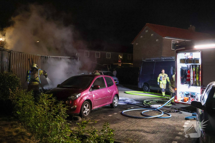 Hevige autobrand verwoest voertuigen