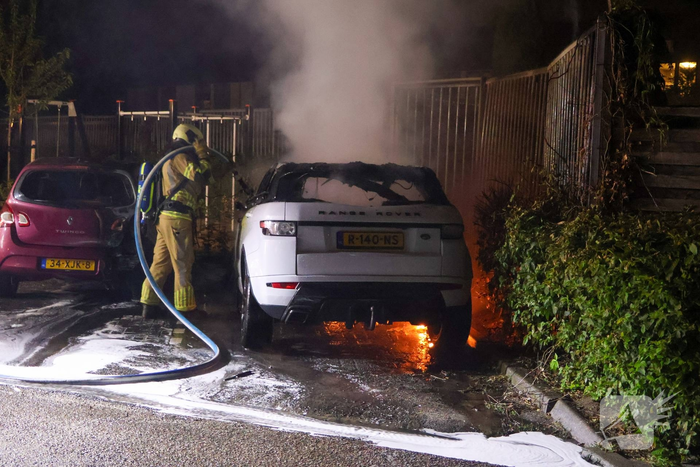 Hevige autobrand verwoest voertuigen