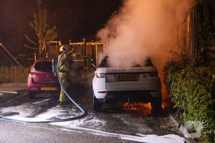 Hevige autobrand verwoest voertuigen