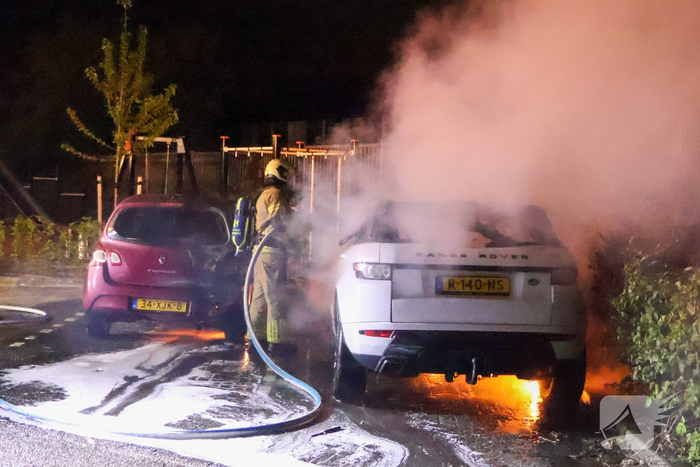 Hevige autobrand verwoest voertuigen
