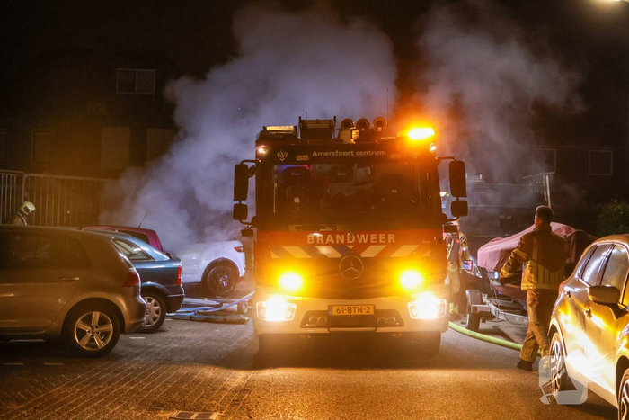 Hevige autobrand verwoest voertuigen