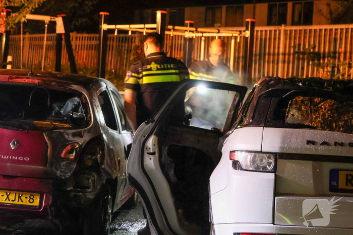 Hevige autobrand verwoest voertuigen
