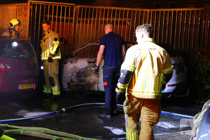 Hevige autobrand verwoest voertuigen