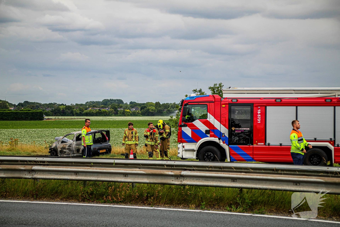 Auto in vlammen op A29 zorgt voor grote rookontwikkeling en files