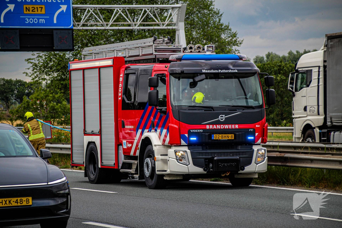 Auto in vlammen op A29 zorgt voor grote rookontwikkeling en files